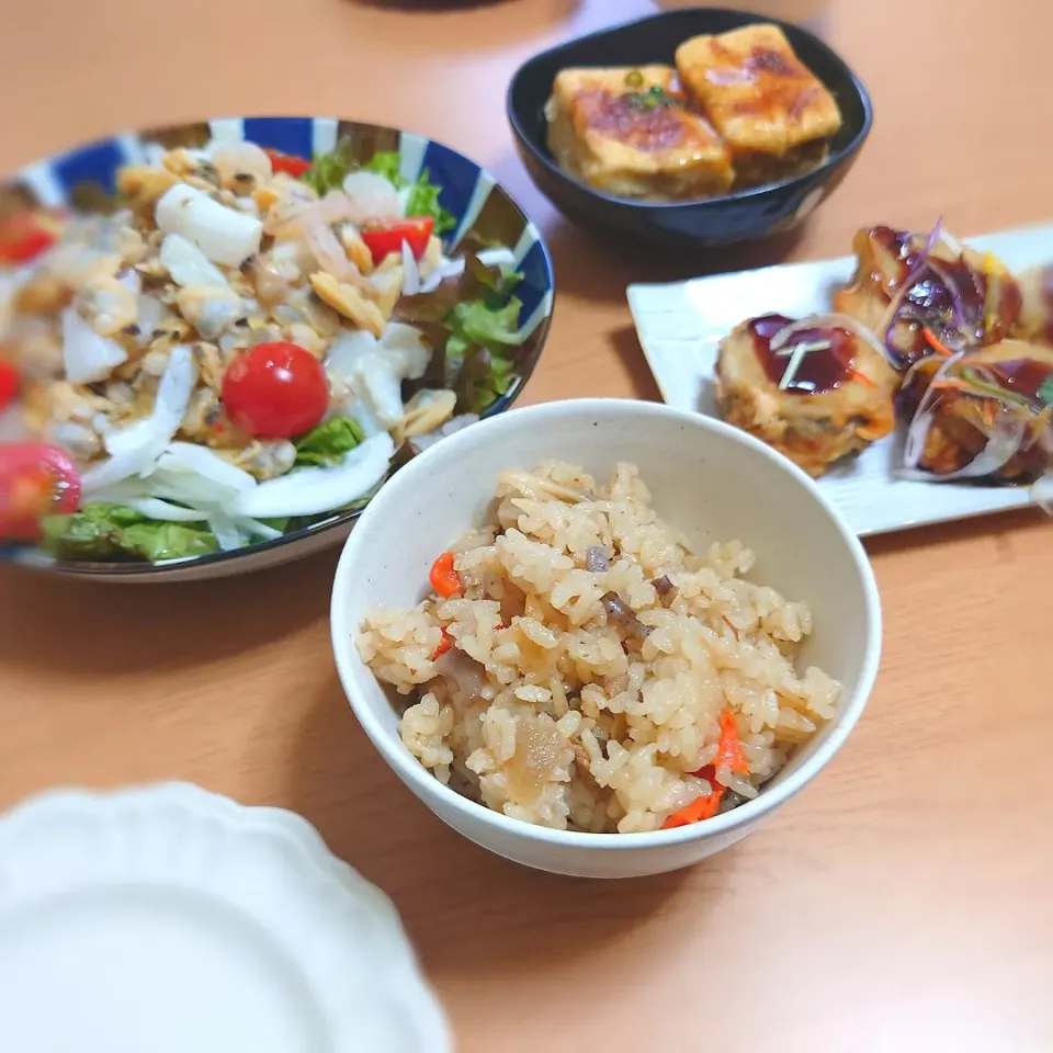 【夜ごはん】
五目ごはん
シーフードサラダ
厚揚げ豆腐
なすの挟み揚げ|Rie*さん