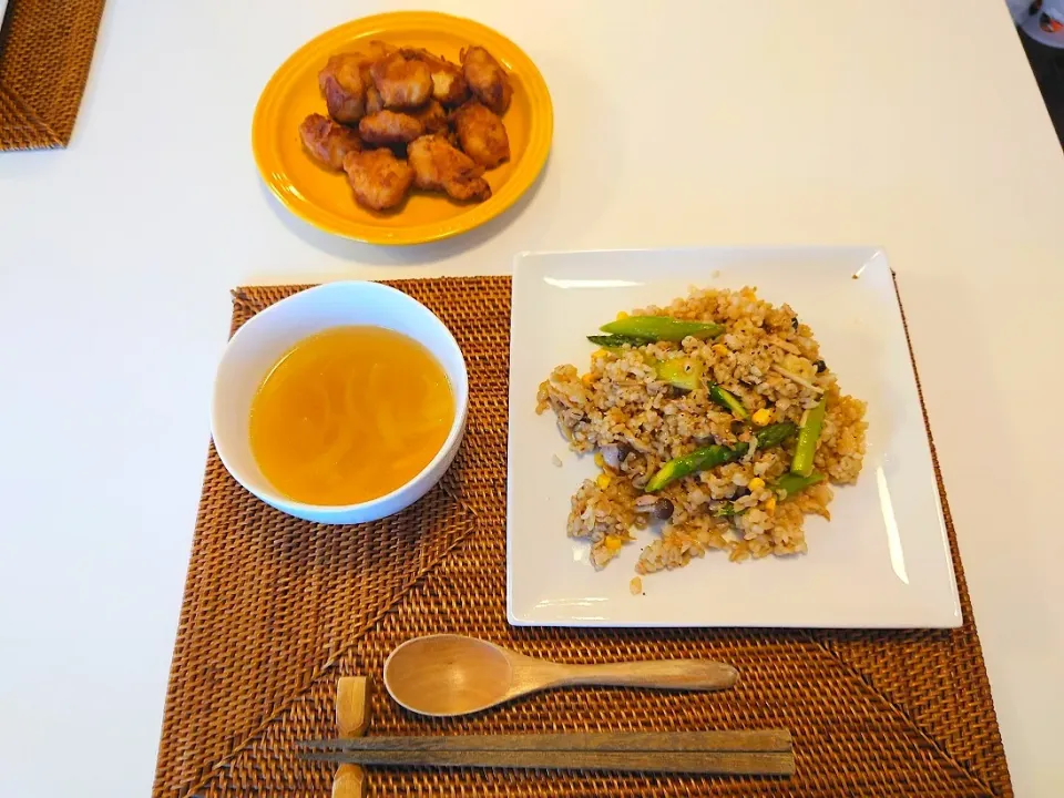 今日の夕食　ツナとアスパラの焼き飯、唐揚げ、コンソメスープ|pinknari🐰🌈さん