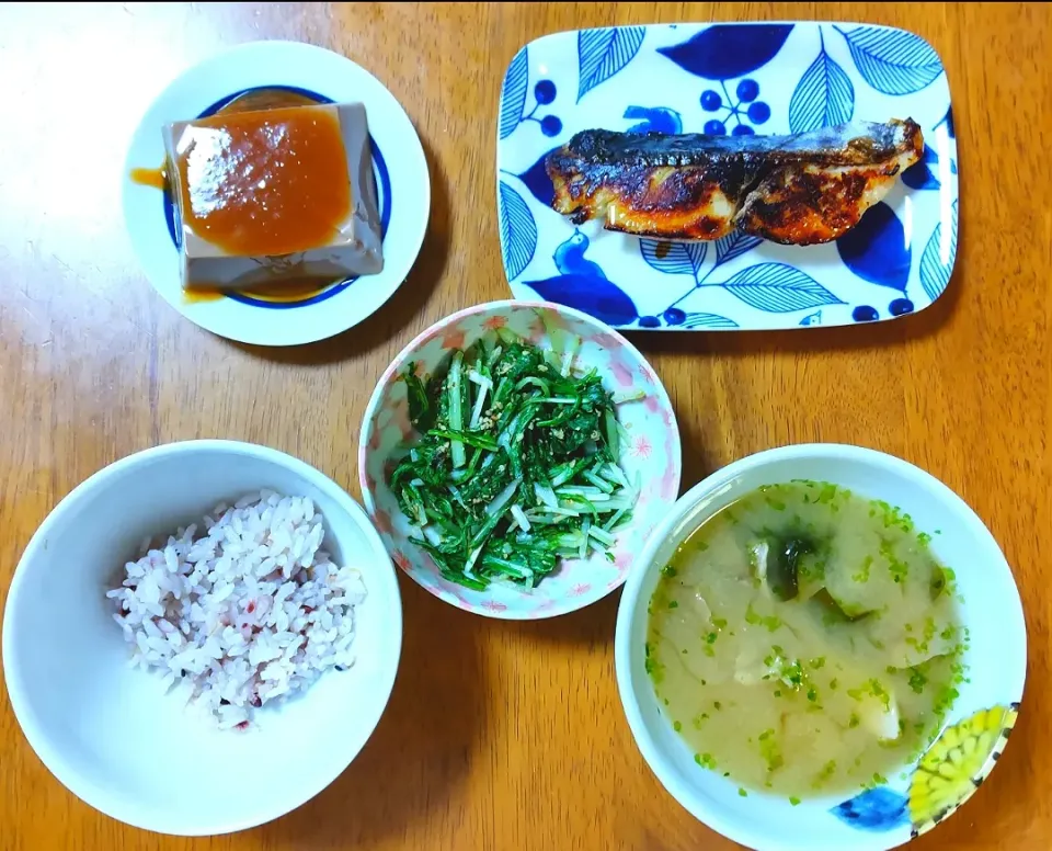 2022 0420　鰆の塩麹漬け焼き　くるみ豆腐　水菜のおひたし　まいたけとわかめのお味噌汁　|いもこ。さん