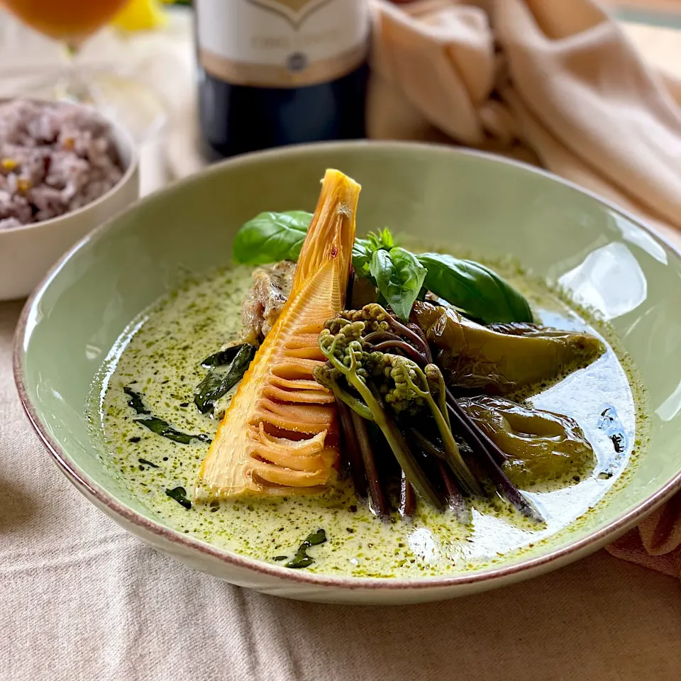 春の山菜とたっぷりハーブのグリーンカレー🌿|ゆきぽん@ゆきの家飲み料理さん