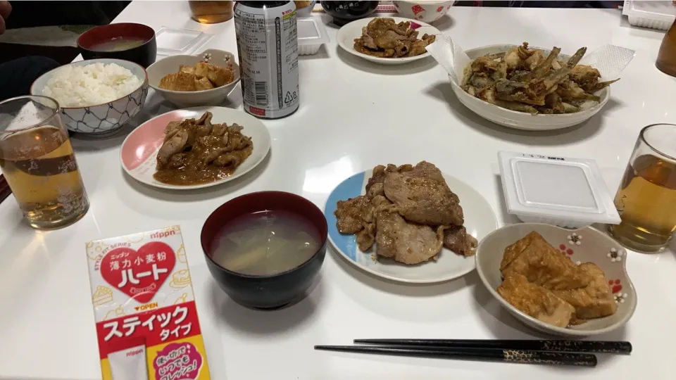 晩御飯(^^)☆はたはたの唐揚げ豚の生姜焼き☆厚揚げの生姜醤油煮☆あさりとキャベツのすまし汁|Saharaさん