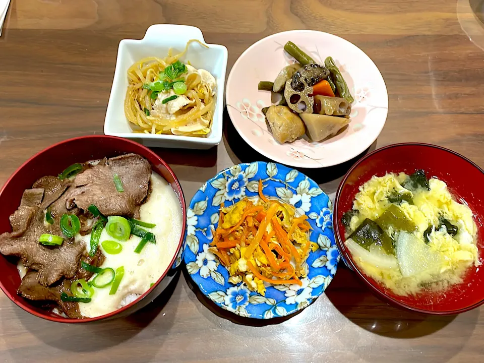 牛たんとろろ丼　人参しりしり　大根とわかめ、卵の味噌汁　筑前煮　もやしの豚しゃぶ|おさむん17さん