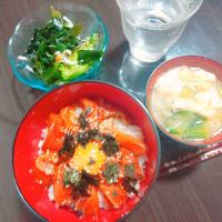 サーモンユッケ丼、青菜と油揚げの中華風味噌汁、わかめサラダ