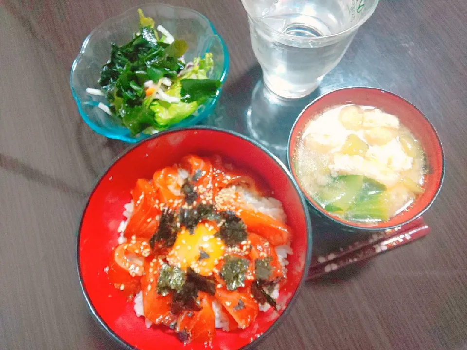 サーモンユッケ丼、青菜と油揚げの中華風味噌汁、わかめサラダ|サトリさん