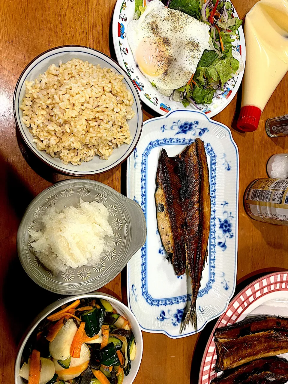 魚食べた #夕飯　ロウカット玄米ご飯、魚、きゅうりカブ昆布ポン酢和え、目玉焼き(ターンオーバーじゃないやつ)、いろんな葉っぱのサラダ、大根おろし|ms903さん