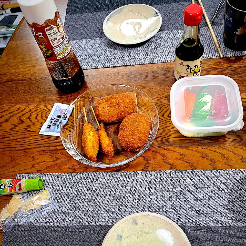 Snapdishの料理写真:3時前に娘がケーキを持って来てくれました。コーヒー淹れて、さんにんでまったりとティータイム。たくさんおしゃべりをして晩ごはん、、おっとも|yakinasuさん