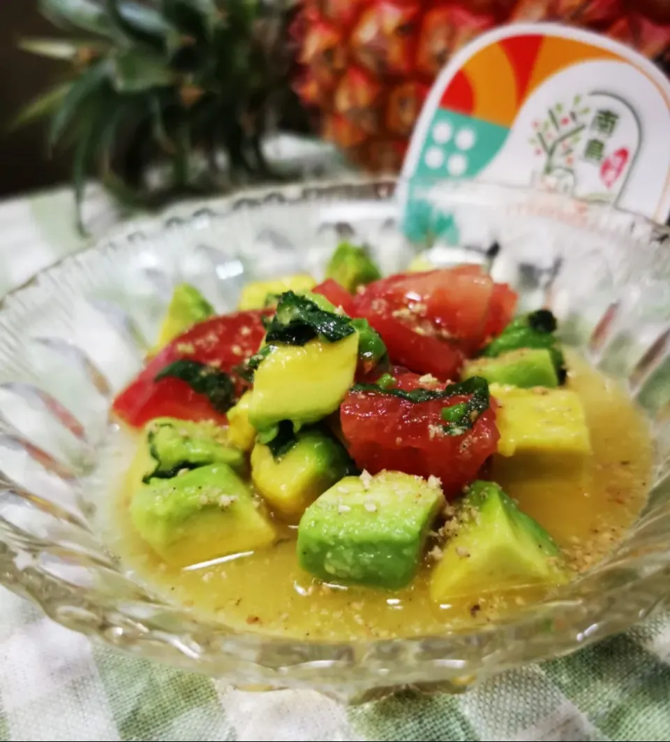 Snapdishの料理写真:みよぱさんの料理 
アボカド🥑とトマト🍅のサラダ👌グ〜です😀|ペンギンさん