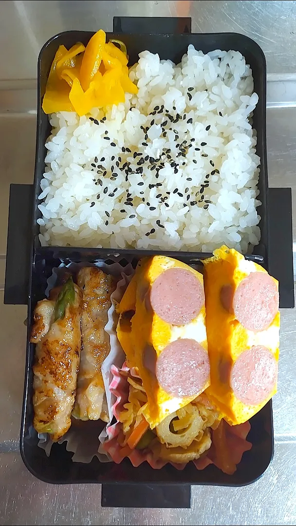 Snapdishの料理写真:旦那弁当　2022/4/24

アスパラの肉巻き
ウインナーin卵蒸し
切り干し大根|ユキヨメ♪さん