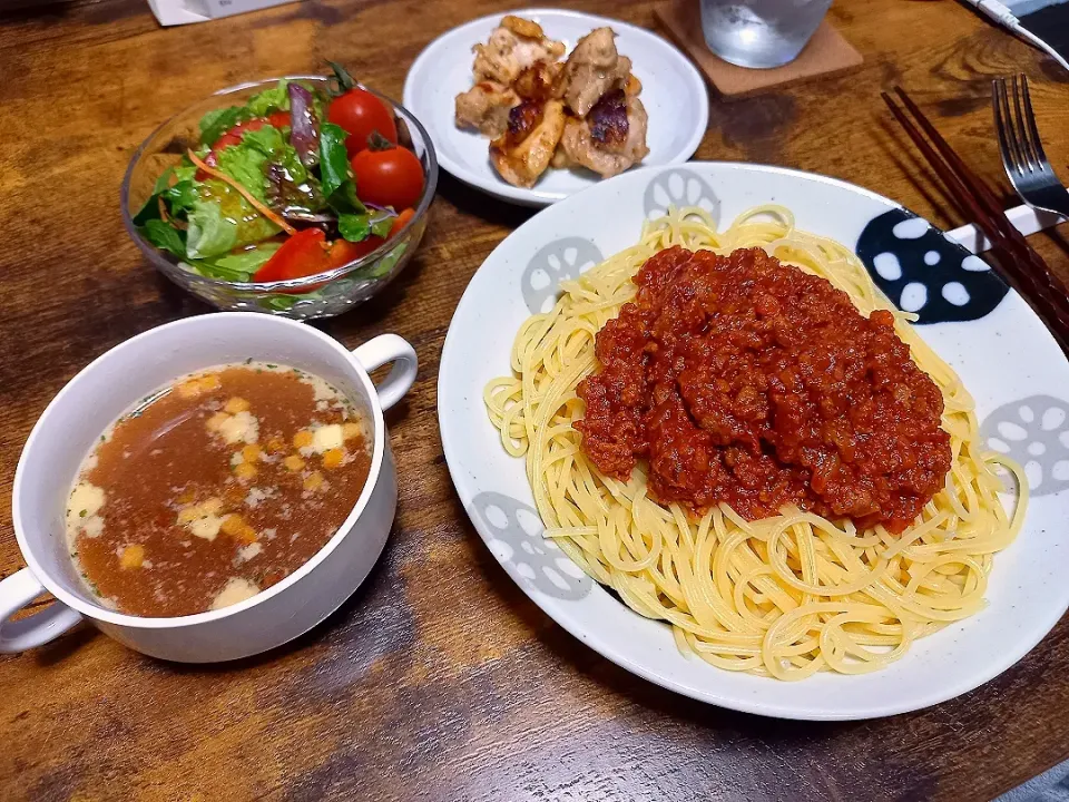 Snapdishの料理写真:・ハンバーグたねでミートソースパスタ
・鶏ももレモンスパイス焼き
・サラダ
・オニオンスープ|ちりさん