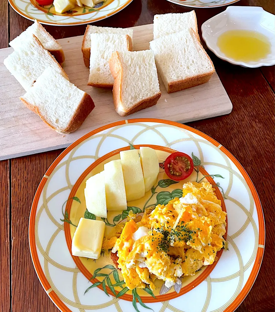 ブランチ♯セントルザベーカリー♯角食パン♯生食パン♯スクランブルエッグ|小松菜さん