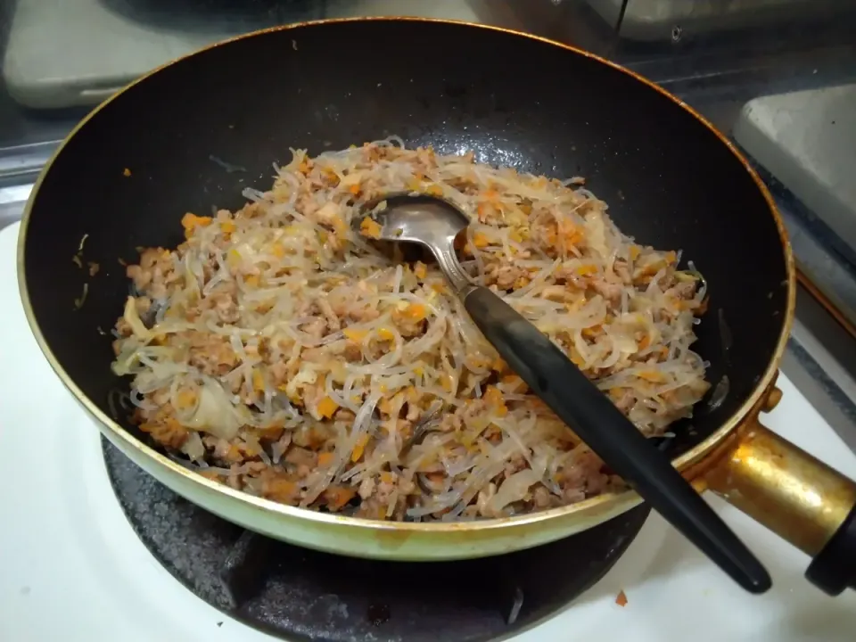 焼きピロシキを作成中、ピロシキの具はできました🤗|にんにくと唐辛子が特に好き❤️(元シャリマー)さん