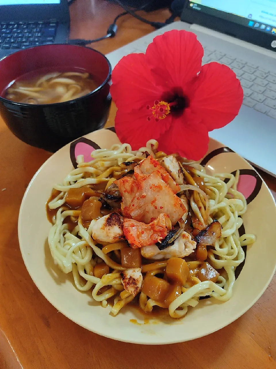 カレー沖縄そば
シメジのコンソメスープ
※ハイビスカスは食べません|Rピージャーさん