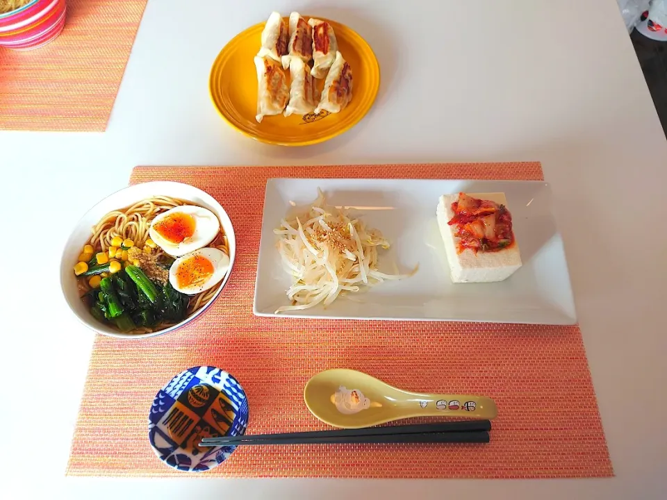 今日の昼食　ラーメン、もやしナムル、キムチのせ冷奴、餃子|pinknari🐰🌈さん