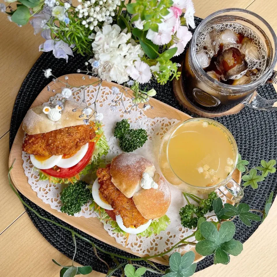 4/24❤︎フライドチキン&半熟たまごサンド🌱✨
〈サンド具材〉
・米粉ロールパン
・フライドチキン
・半熟たまご
・フリルレタス.キャベツ.人参
・チキンコンソメスープ|Makinsさん