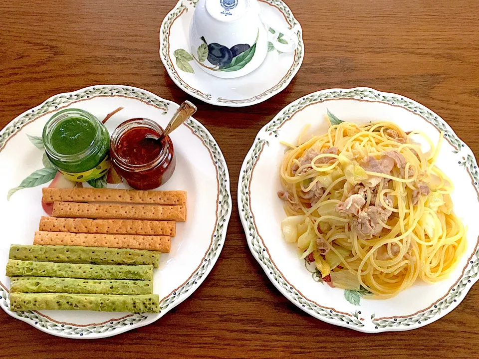 キャベツと豚肉のペペロンチーノ🌶「coneri」のスティックパイ・ディップ(エヒアヒージョ🦐抹茶🍃)今日の昼食20220424|rococoさん