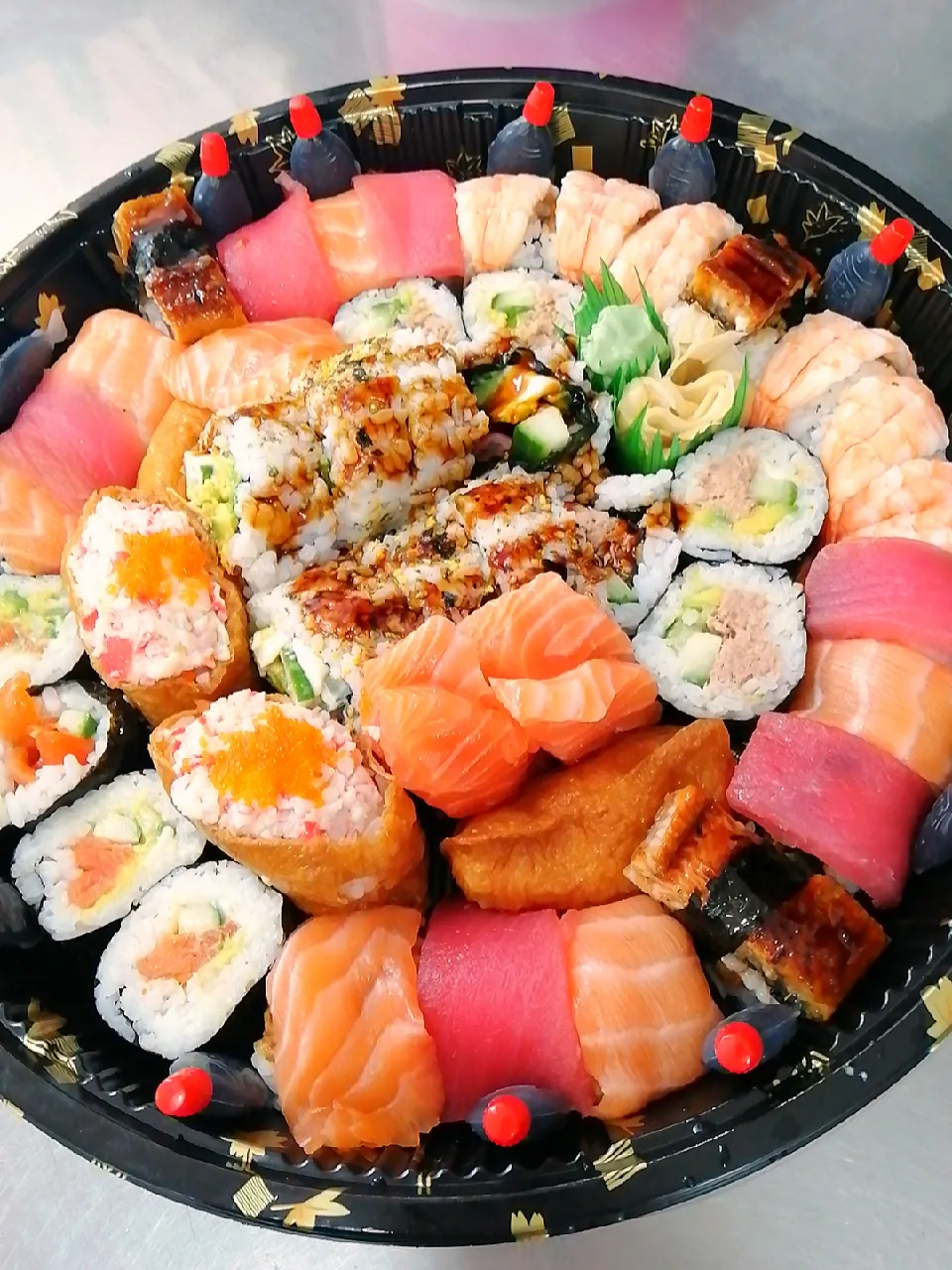 sakura Japanese sushi bar
shashimi sushi deluxe platter|Heby Lowさん