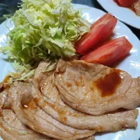 Snapdishの料理写真:妻退院、家事手伝い夫のしょうが焼き春キャベツを添えて|へりへりさん