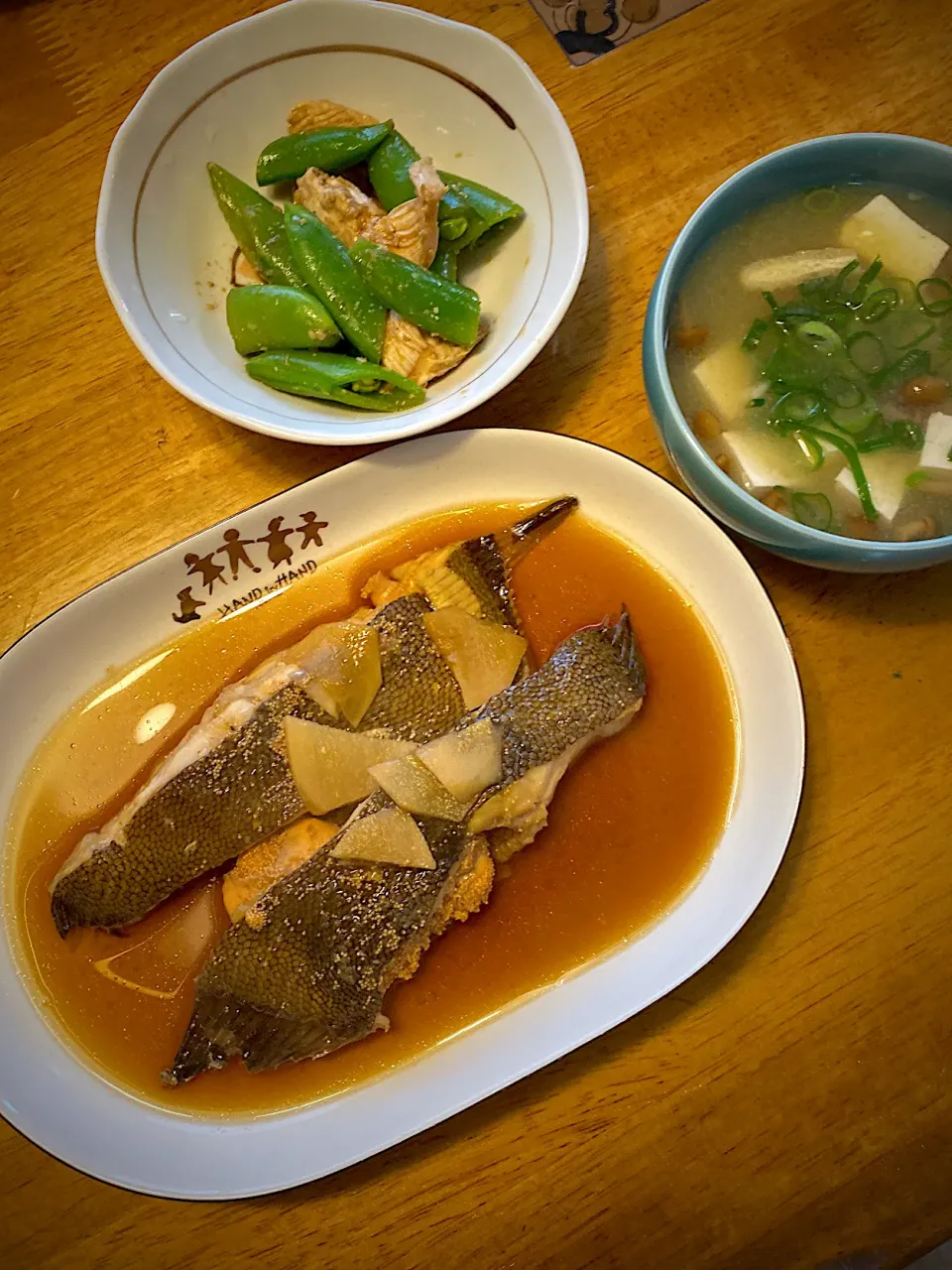 カレイの煮付けと、鶏ささみとスナップえんどうの胡麻和えと、豆腐となめこと南瓜の味噌汁|もえさん