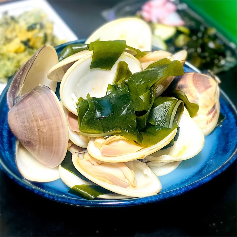 旬のはまぐり酒蒸しwith春採れワカメ🐚|hmさん