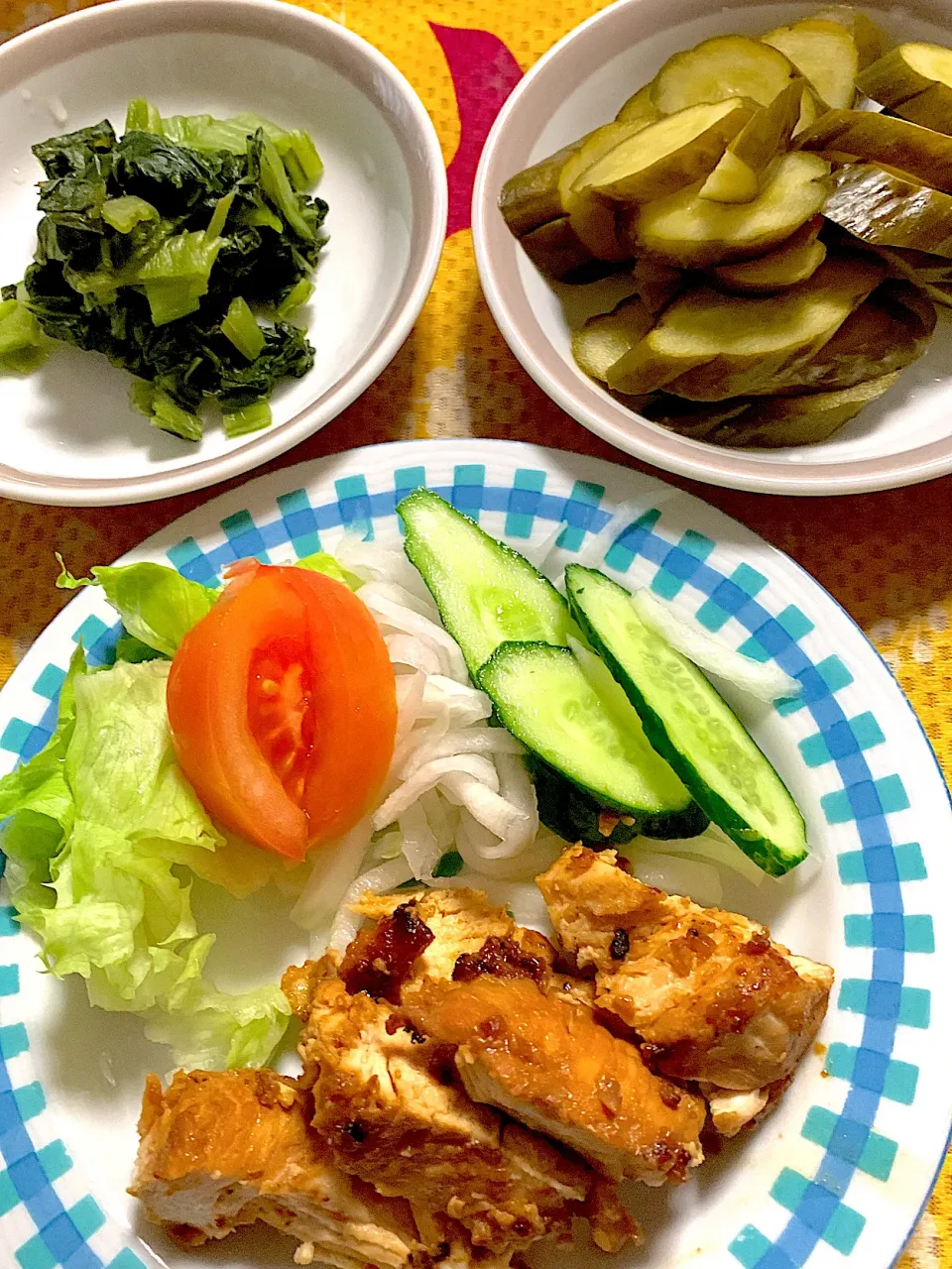 鶏ムネ肉の醤油麹漬け焼き　サラダ🥗　糠漬け　高菜漬け|掛谷節子さん