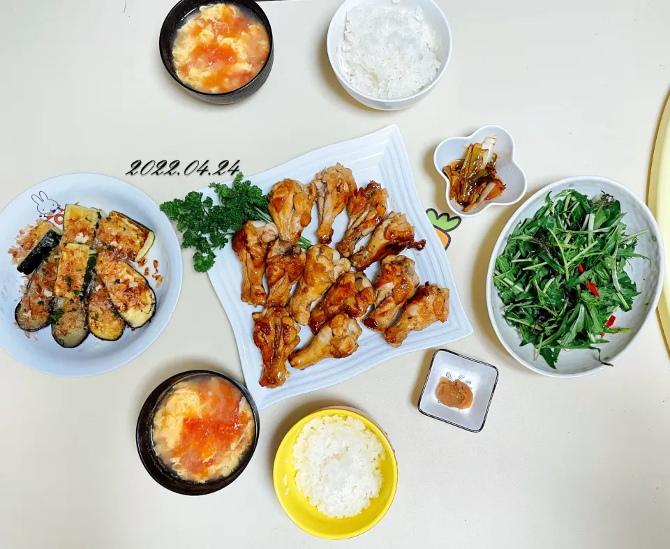 🍗手羽元の照り焼き　🍆焼き夏野菜　🥗水菜とからし菜のサラダ　🍒梅干し　🥣トマトとたまごの味噌汁　🍚ご飯|paku.pakuさん