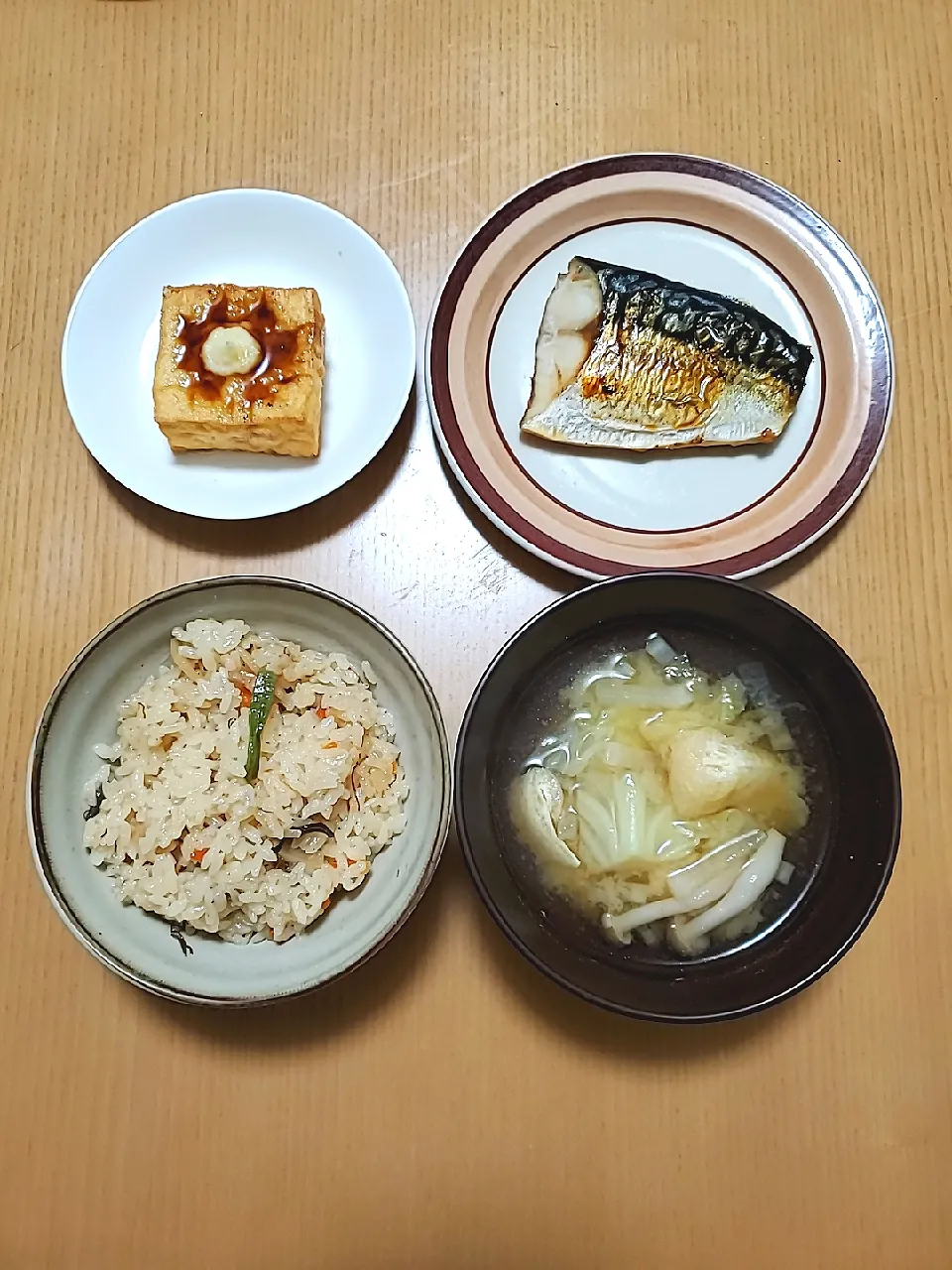 塩サバ・厚揚げ・炊き込みご飯・野菜みそ汁|まゆっこさん