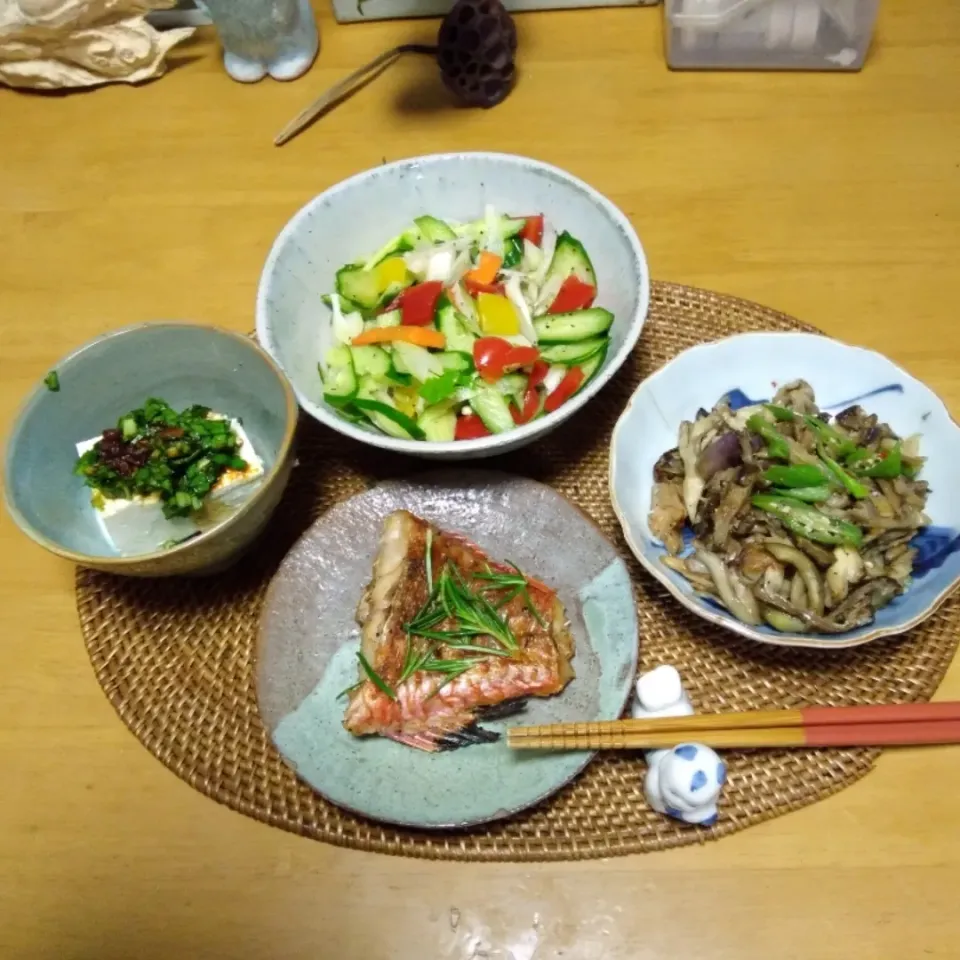 2022.4.24

おじさん塩焼き
茸三種炒めもの
豆腐ニラ醤油かけ
野菜各種の酢漬|tamikichiさん