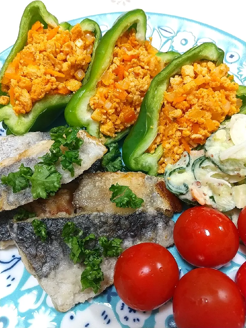 hamamaさんの料理 ☆今日の晩ごはん☆　カレン食堂「太っ腹ピーマン」　小松菜とたまごのサラダ　　　　タラの塩麹やき|hamamaさん