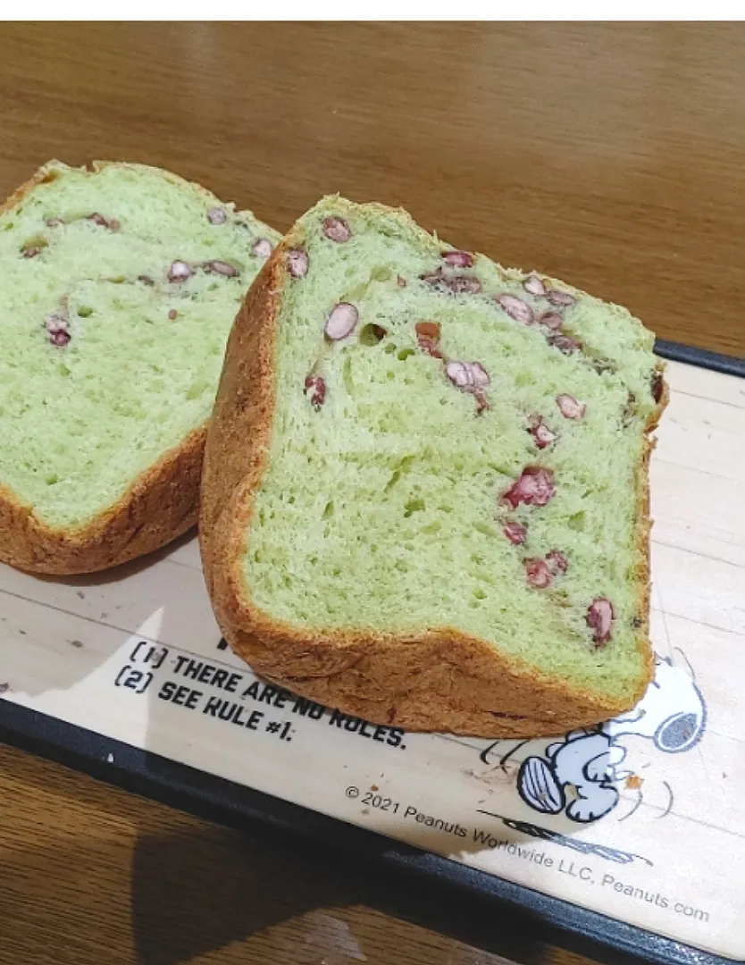 Snapdishの料理写真:お抹茶小豆入り食パン|テディベアさん