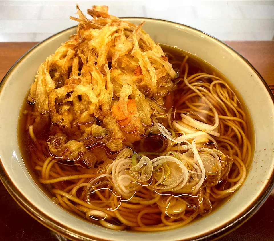 かき揚げそば　久しぶりの突撃。相変わらず麺は美味いが、つゆか私には辛くなったかな…|ゆうじ.さん