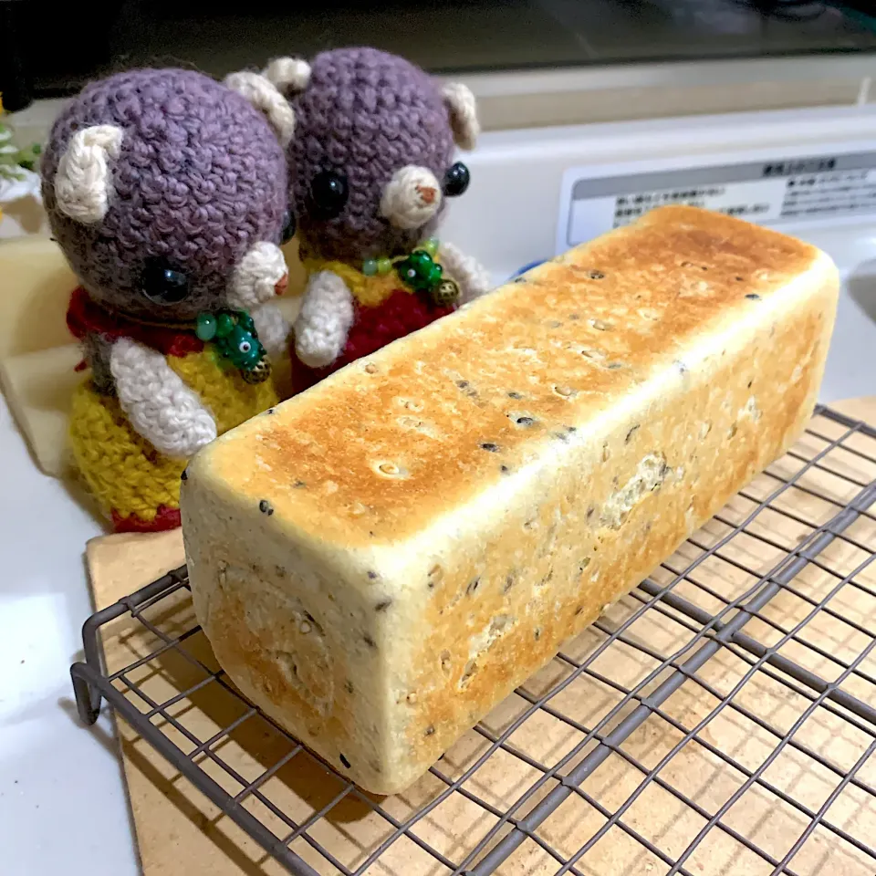 昼間衝動的に捏ねて焼いた胡麻角食(°▽°)|chagashiさん