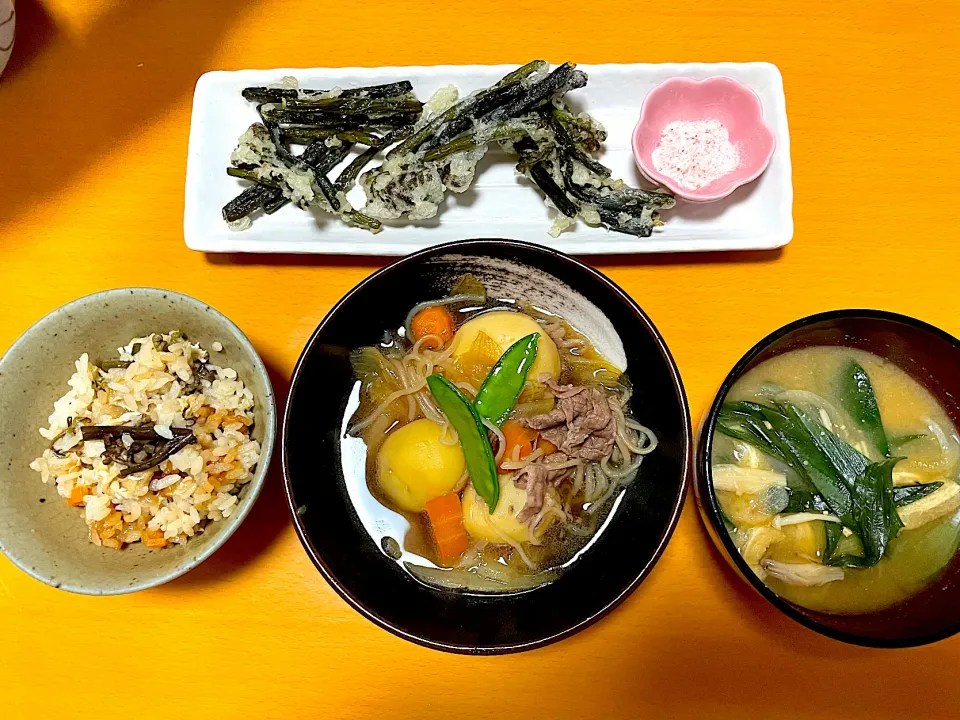 ワラビの炊き込みご飯🌟ワラビの天ぷら🌟肉じゃが🌟葉付き新玉ねぎのお味噌汁|まり＊さん