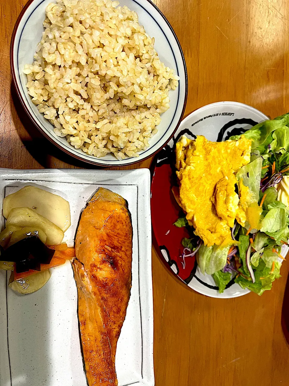 魚食べた #夕飯　グレインカット玄米ご飯、魚、カブきゅうり人参昆布ポン酢和え、あまじょっぱい玉子焼き、いろんな葉っぱのサラダ|ms903さん