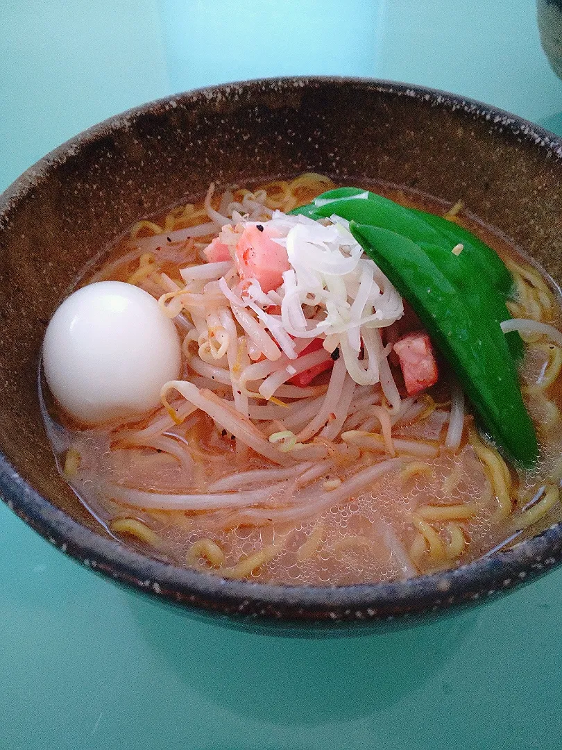 スナップエンドウ添えて味噌ラーメン❗|かずにゃさん