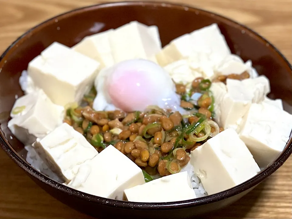 Snapdishの料理写真:温玉のせ納豆豆腐丼|まぁたんさん