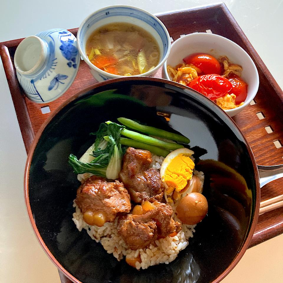 豚軟骨で魯肉飯