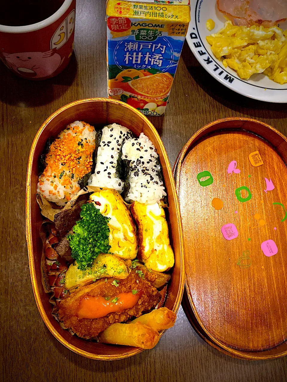 お弁当🍱　おむすび　鮭ふりかけ　胡麻塩　焼き海苔　干し海老の出し巻き卵　蒸しブロッコリー　牛焼き肉　ソーセージソテー　フライドポテト　チーズ春巻き　野菜ジュース　冷ほうじ茶|ch＊K*∀o(^^*)♪さん