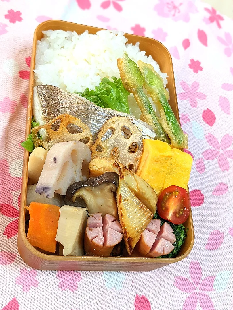 本日のお弁当〜。鯛の塩焼、和食弁当〜|f.1125beさん