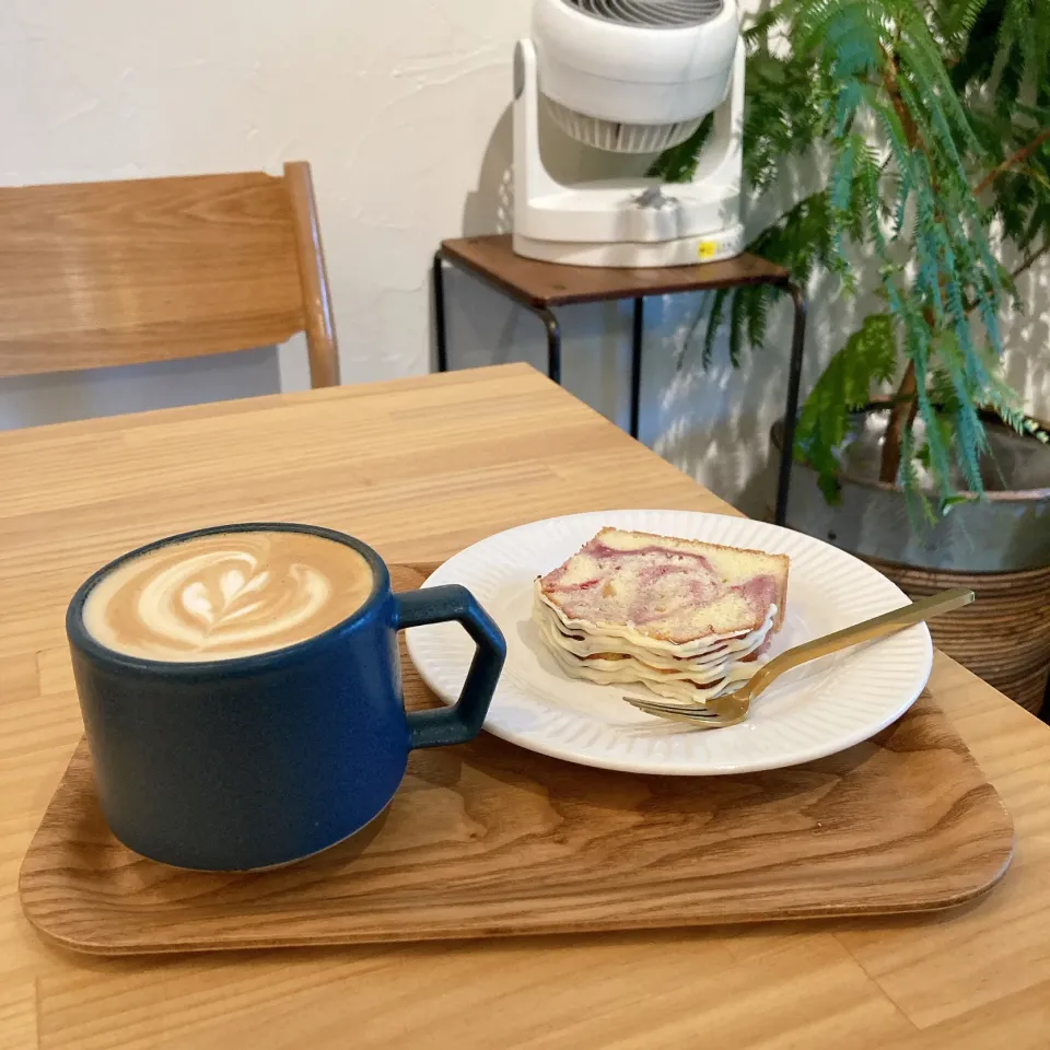 Snapdishの料理写真:いちごとホワイトチョコのパウンドと　　カフェラテ☕️|ちゃみこさん