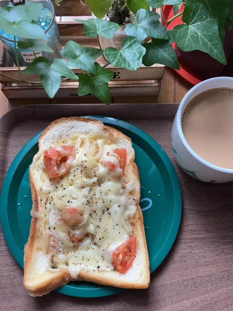 トマトと新玉ねぎとツナのチーズトースト🍞|gunlove❤さん