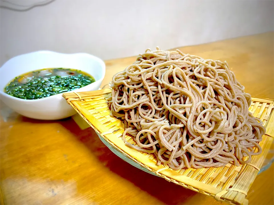 ざる蕎麦 葱たっぷりの麺つゆで　(てんこ盛りで約100円と超リーズナブル)|やまひろさん