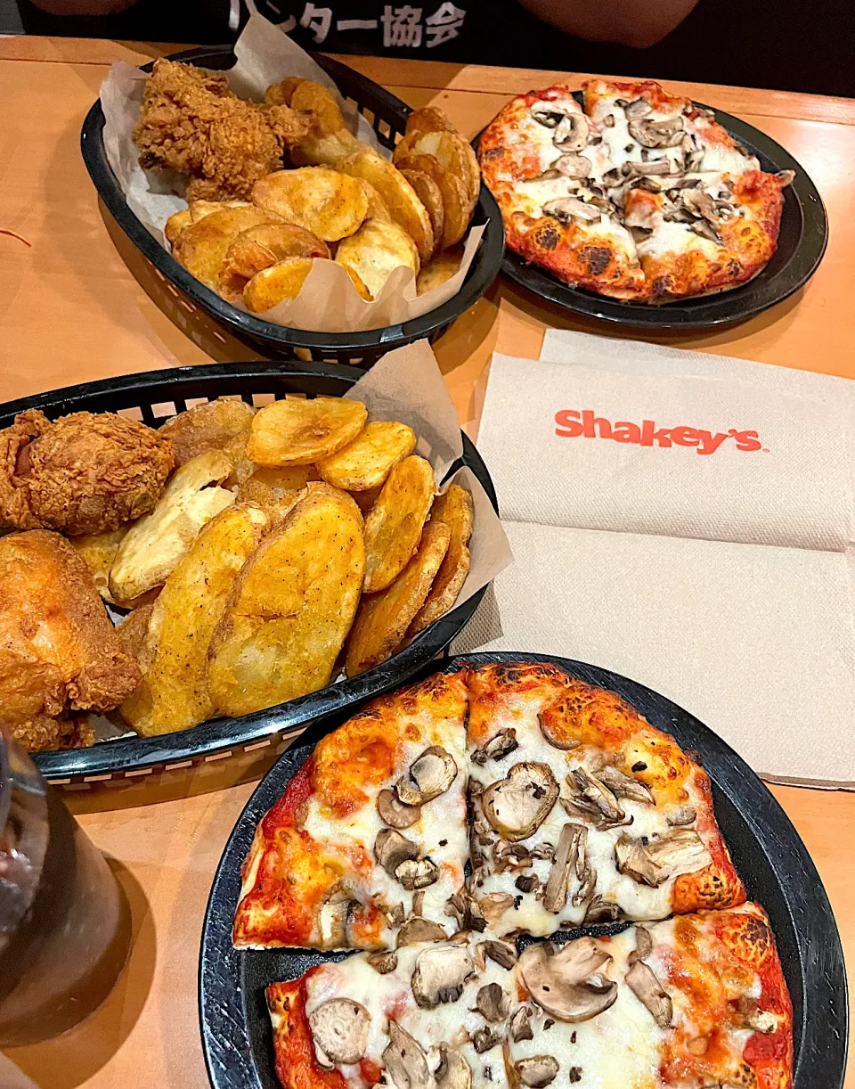 Snapdishの料理写真:Shakeys Personal Combo Meal - mushroom pizza , 2 pcs chicken, & mojos potatoes|🌺IAnneさん