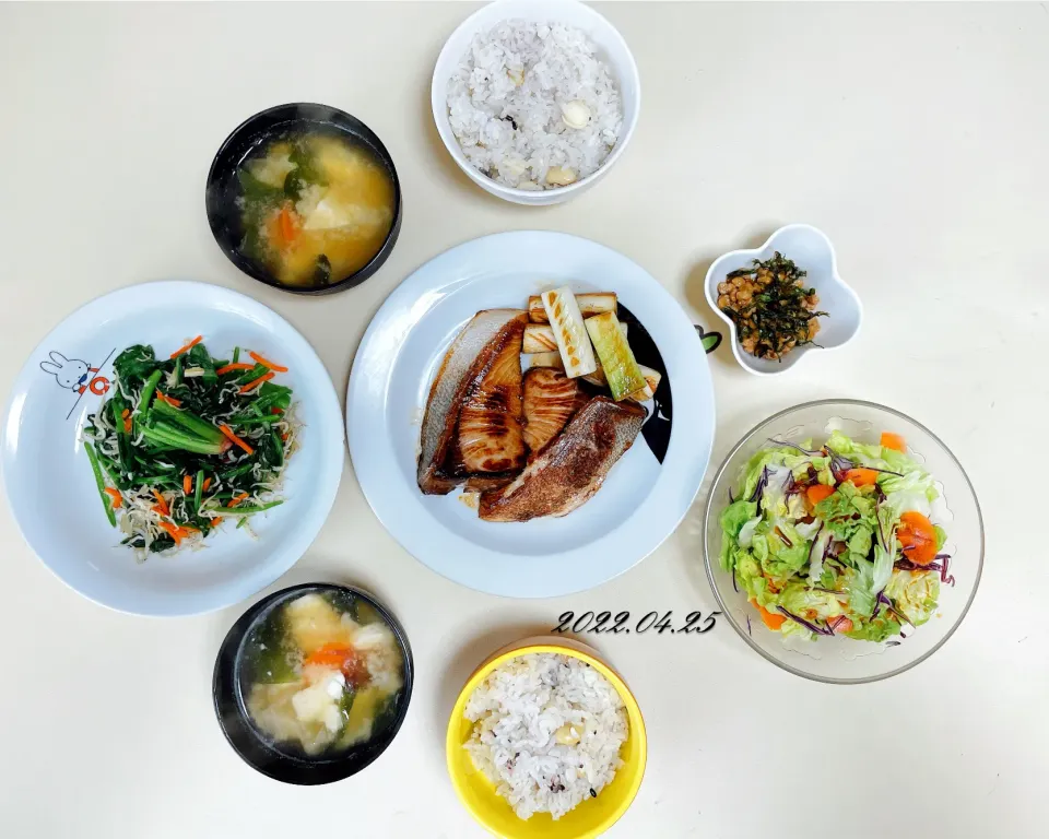 🐟ぶりの照り焼き　🥬ほうれん草としらすのニンニク炒め　🥗レタスの中華サラダ　🥣納豆　🍲豆腐と海藻の味噌汁　🍚豆ご飯|paku.pakuさん