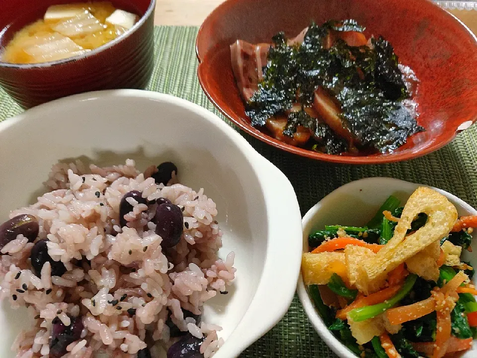 ハマチ　漬け
赤飯
ほうれん草の胡麻和え
味噌汁|ちょびんさん