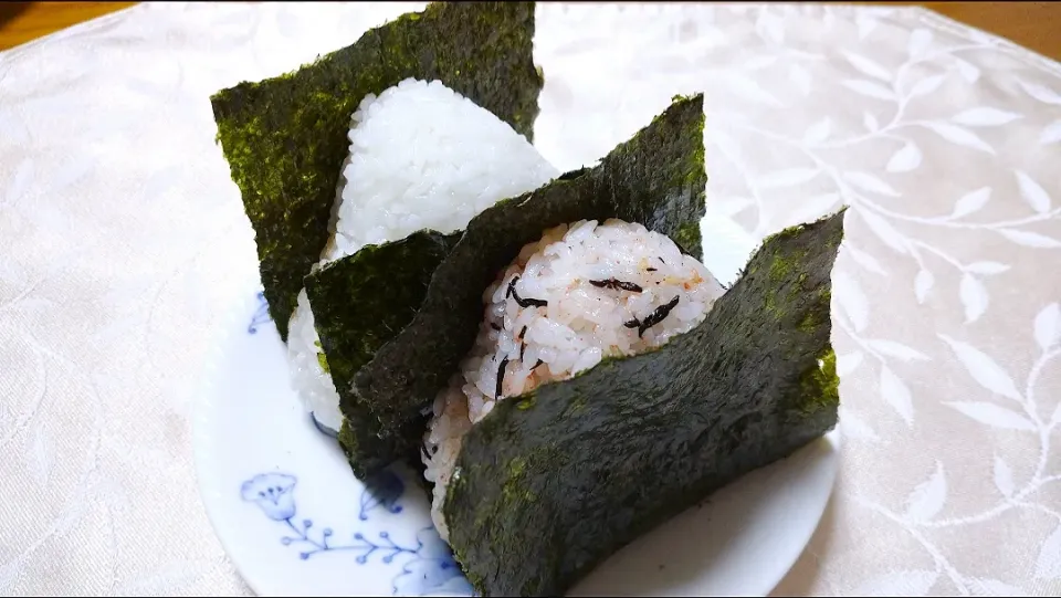 4/25の夜勤弁当
おにぎり2種🍙|卯月さん