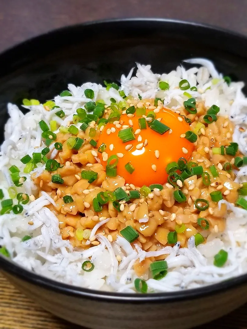 Snapdishの料理写真:息子が喜ぶ👦しらす納豆丼|ぱんだのままんさん