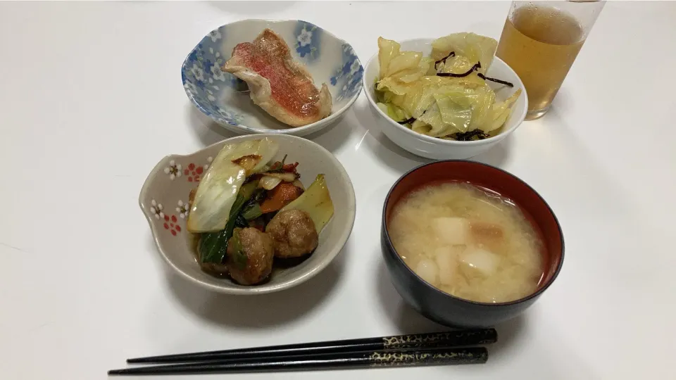 晩御飯☆キャベツの塩昆布和え☆鶏団子の野菜炒め☆赤魚の煮付け☆みそ汁（キャベツ、麩）|Saharaさん