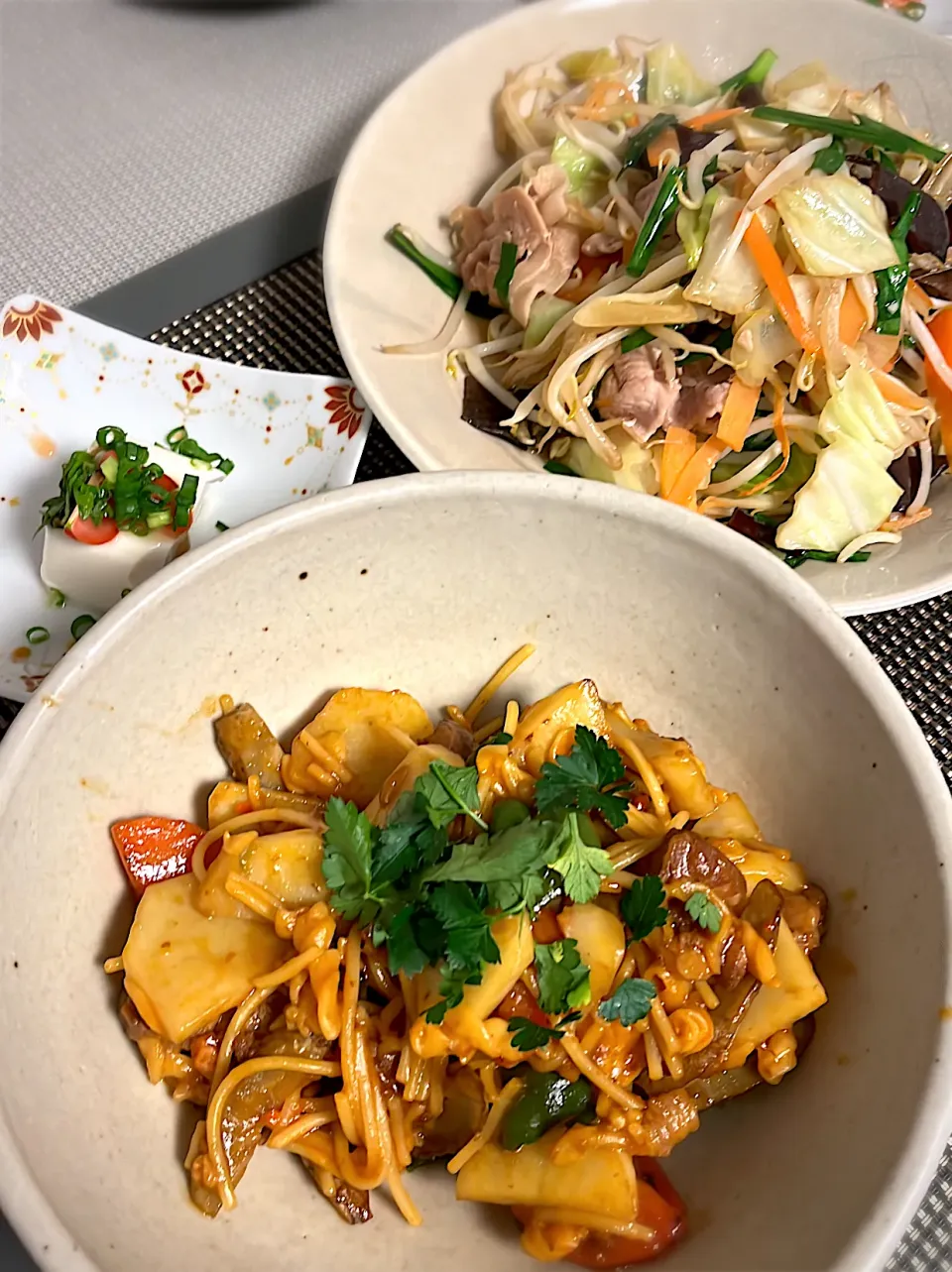 豚すね肉とじゃがいもの甘辛炒め　豚コマ切れ肉と野菜の炒め物　冷奴のトマトとシソの梅肉和え|amanojakuさん