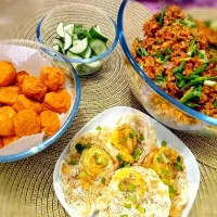 Asian dinner Dried chili's fried rice, fried eggs, prawn meatballs & fresh Japanese cucumber 🥒🥒|Foodieさん