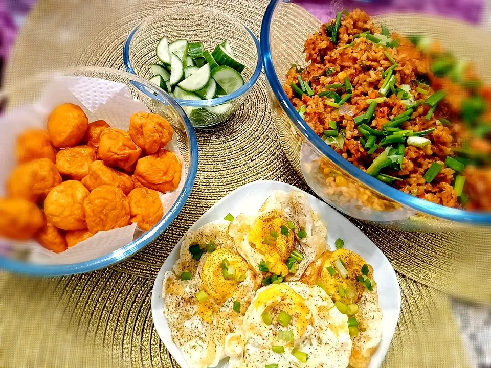 Asian dinner Dried chili's fried rice, fried eggs, prawn meatballs & fresh Japanese cucumber 🥒🥒|Foodieさん